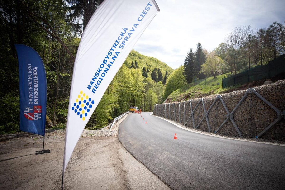 FOTO: V obci pri Bystrici hrozil zosuv pôdy na jedinú prístupovú cestu, foto 4