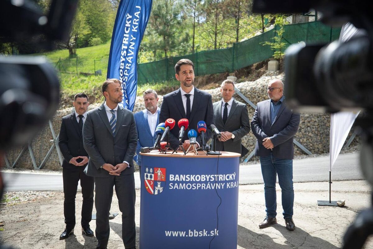 FOTO: V obci pri Bystrici hrozil zosuv pôdy na jedinú prístupovú cestu, foto 5