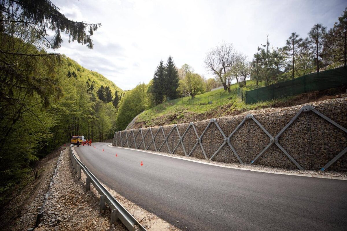 FOTO: V obci pri Bystrici hrozil zosuv pôdy na jedinú prístupovú cestu, foto 6