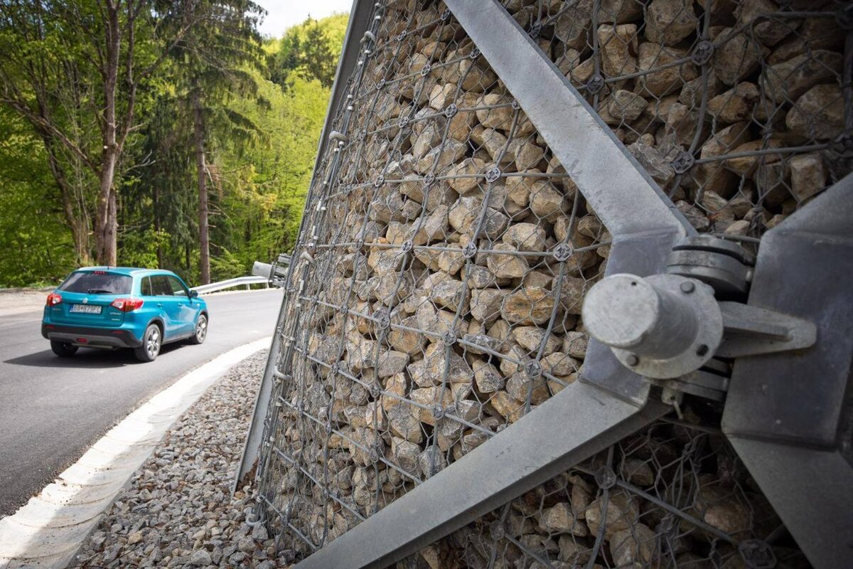 FOTO: V obci pri Bystrici hrozil zosuv pôdy na jedinú prístupovú cestu, foto 7