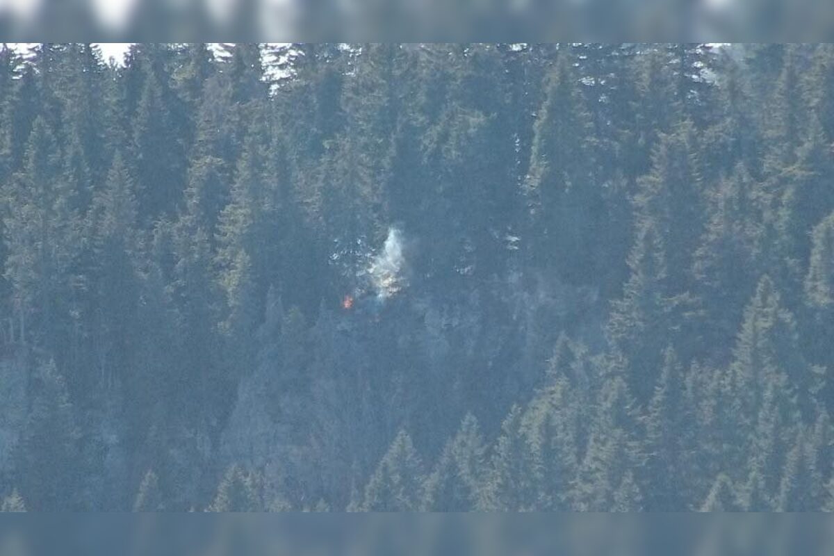 FOTO: V katastri obce Hriňová horí les, bojujú s ním desiatky hasičov, foto 1