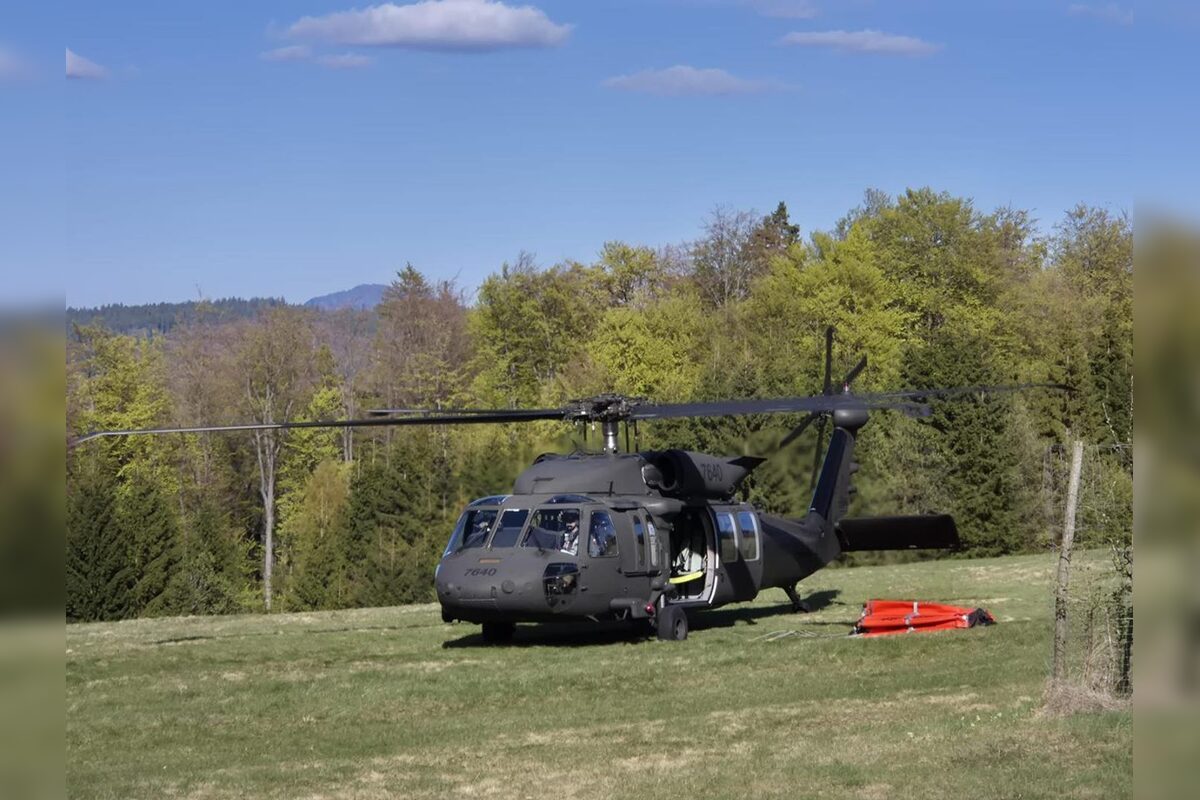 FOTO: V katastri obce Hriňová horí les, bojujú s ním desiatky hasičov, foto 4