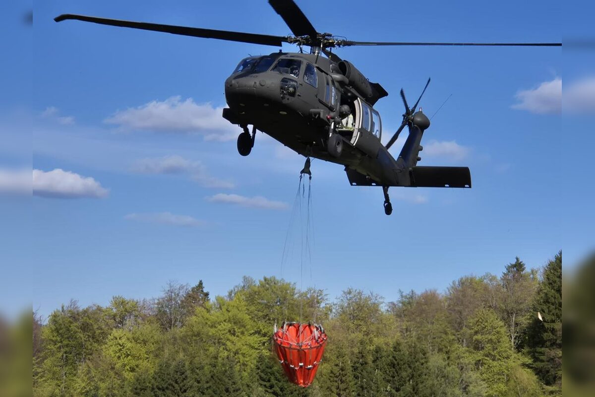 FOTO: V katastri obce Hriňová horí les, bojujú s ním desiatky hasičov, foto 5