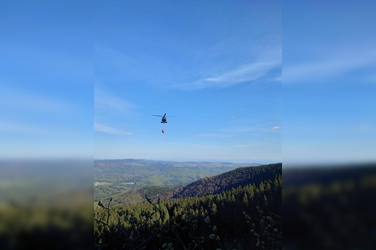 FOTO: V katastri obce Hriňová horí les, bojujú s ním desiatky hasičov, foto 6