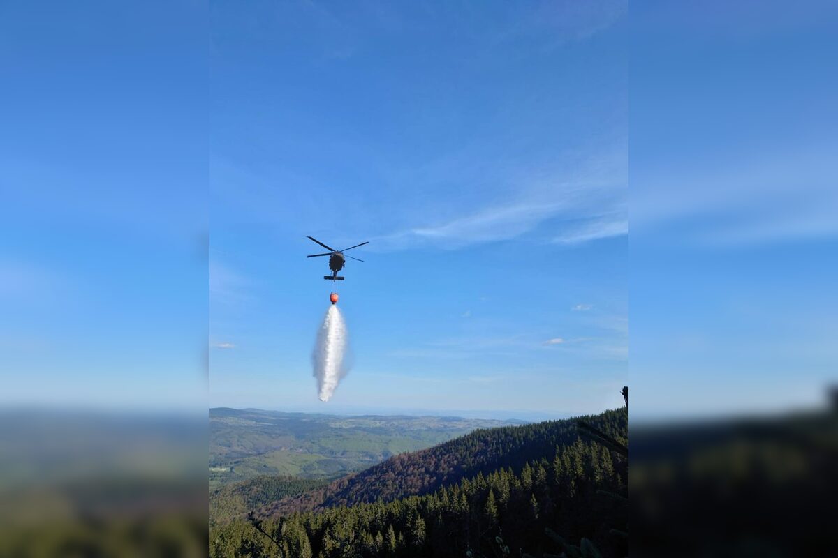 FOTO: V katastri obce Hriňová horí les, bojujú s ním desiatky hasičov, foto 7