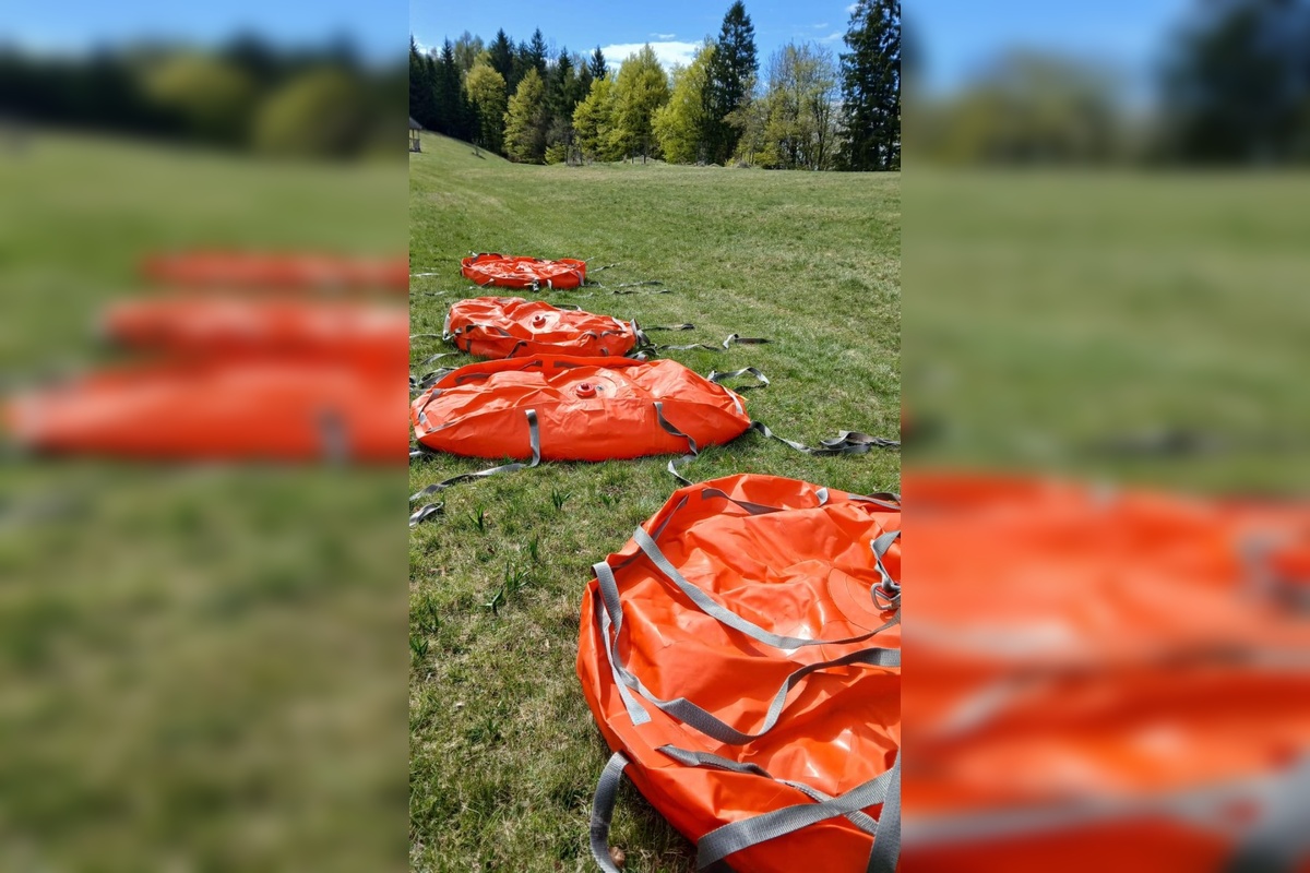 FOTO: Požiar lesa pri Hriňovej. Hasiči bojujú s plameňmi v extrémnom teréne, pomáha aj vrtuľník, foto 1