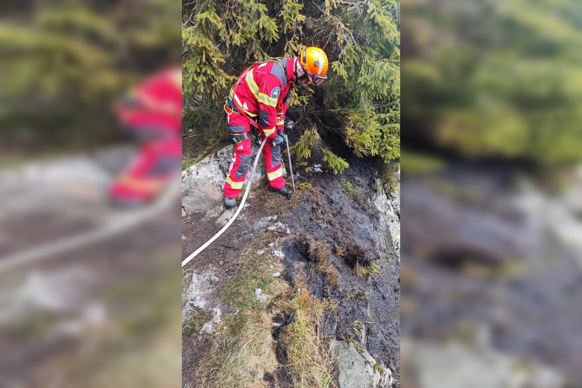 FOTO: Požiar lesa pri Hriňovej. Hasiči bojujú s plameňmi v extrémnom teréne, pomáha aj vrtuľník, foto 2