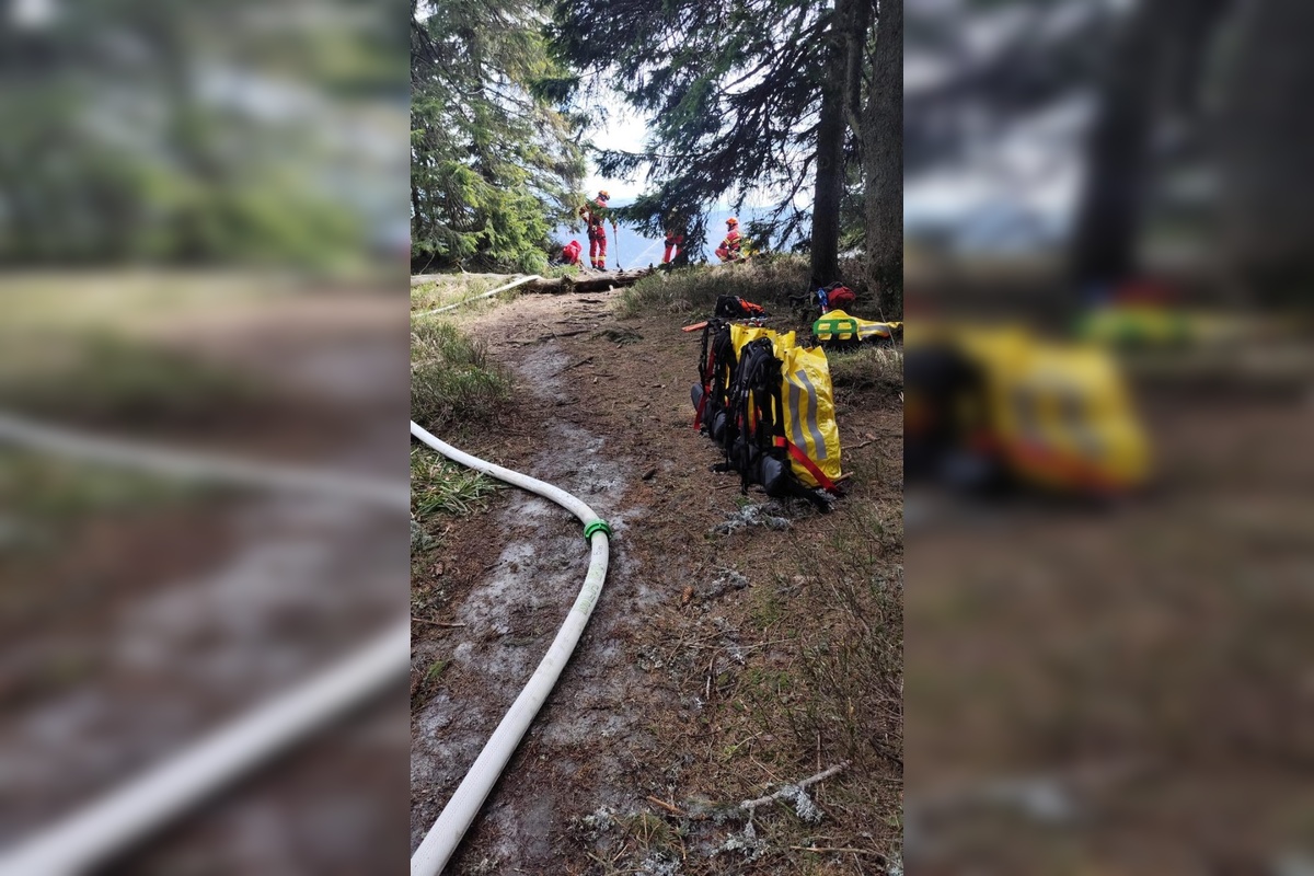 FOTO: Požiar lesa pri Hriňovej. Hasiči bojujú s plameňmi v extrémnom teréne, pomáha aj vrtuľník, foto 3