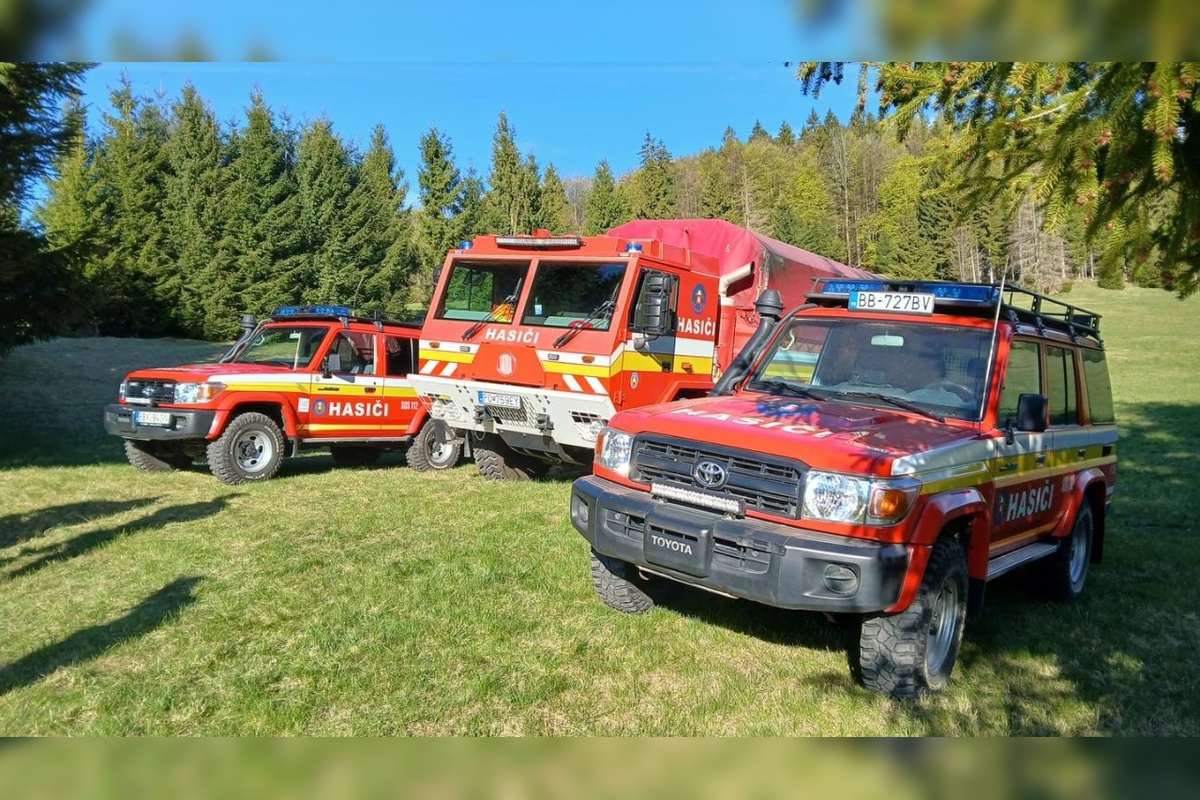 FOTO: Požiar lesa pri Hriňovej. Hasiči bojujú s plameňmi v extrémnom teréne, pomáha aj vrtuľník, foto 4
