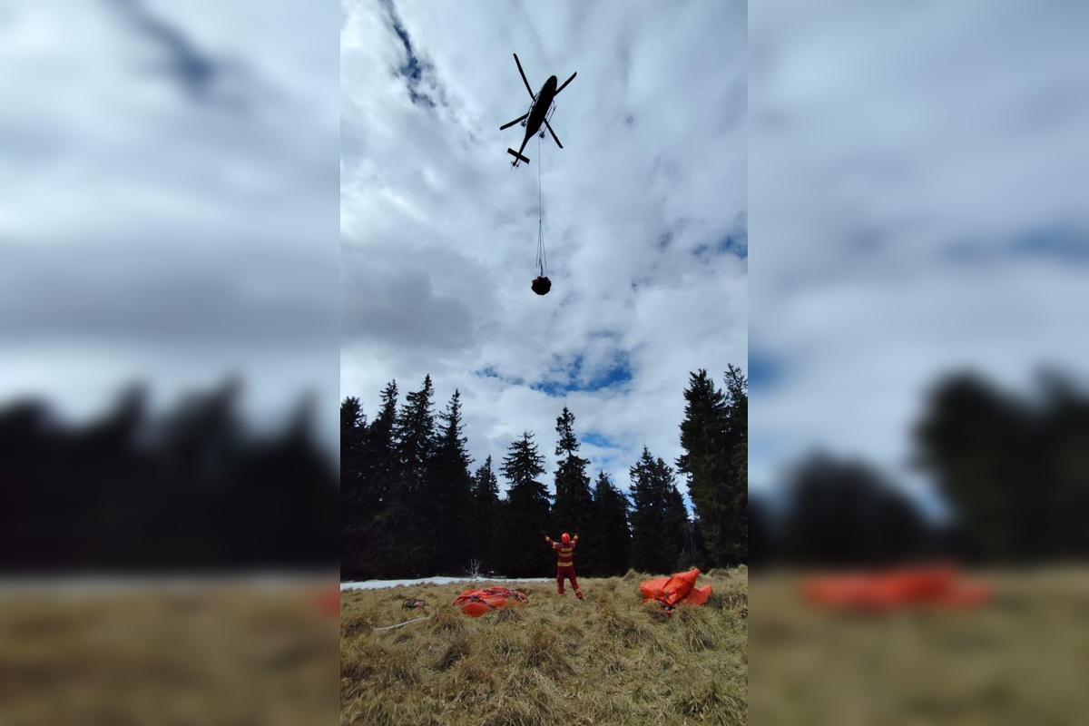 FOTO: Požiar lesa pri Hriňovej. Hasiči bojujú s plameňmi v extrémnom teréne, pomáha aj vrtuľník, foto 6