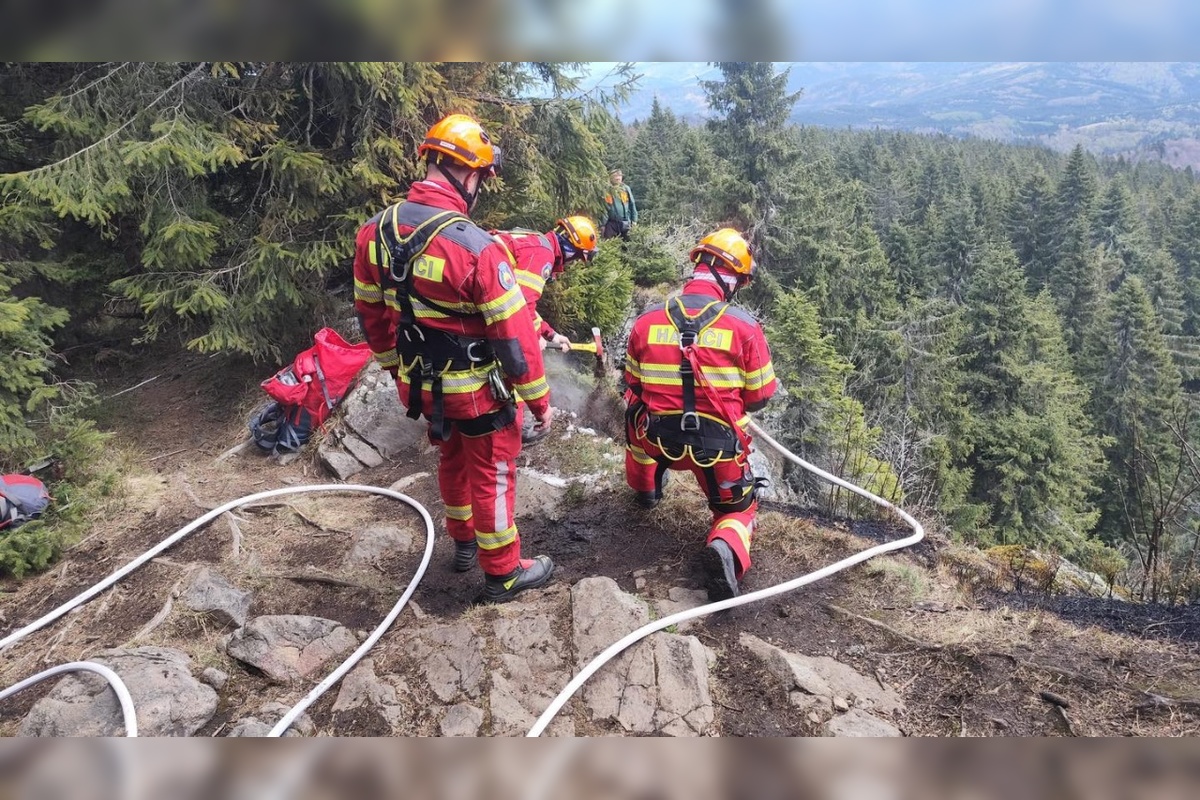 FOTO: Požiar lesa pri Hriňovej. Hasiči bojujú s plameňmi v extrémnom teréne, pomáha aj vrtuľník, foto 7