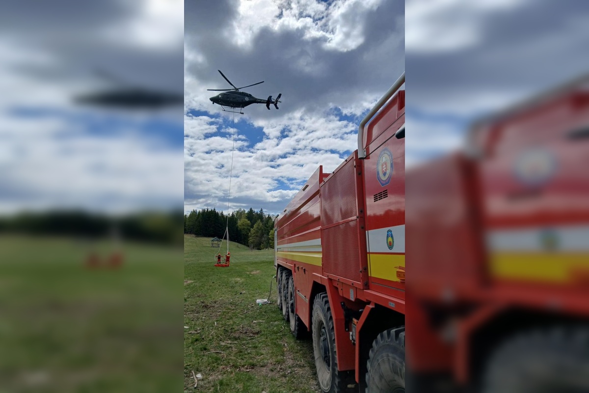 FOTO: Požiar lesa pri Hriňovej. Hasiči bojujú s plameňmi v extrémnom teréne, pomáha aj vrtuľník, foto 8