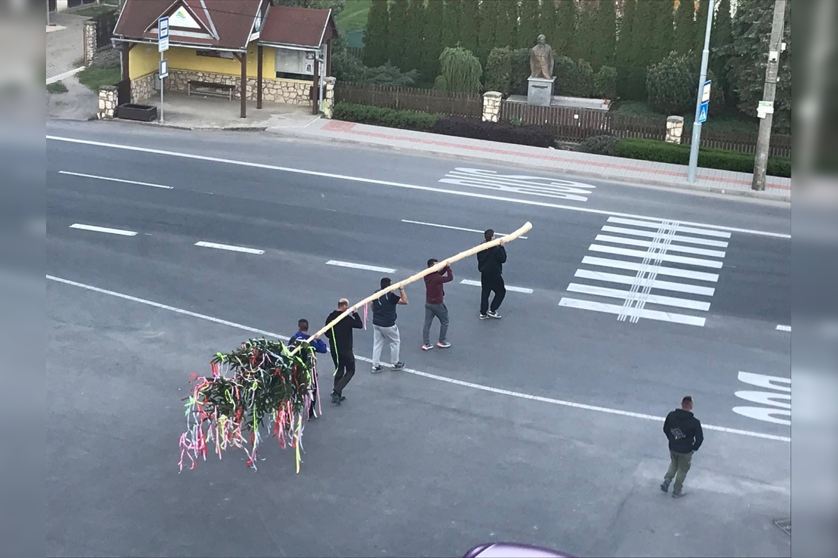 FOTO: Jar vítali folklórom aj spevom. Máje vyrástli v mestách aj dedinách naprieč banskobystrickým krajom, foto 1