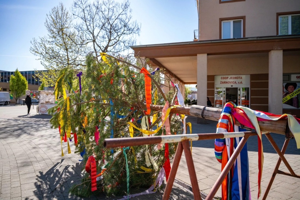 FOTO: Jar vítali folklórom aj spevom. Máje vyrástli v mestách aj dedinách naprieč banskobystrickým krajom, foto 5