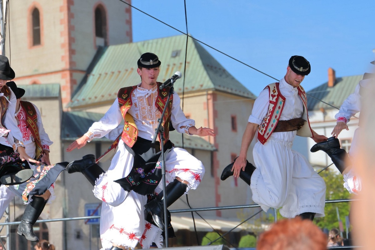 FOTO: Jar vítali folklórom aj spevom. Máje vyrástli v mestách aj dedinách naprieč banskobystrickým krajom, foto 7