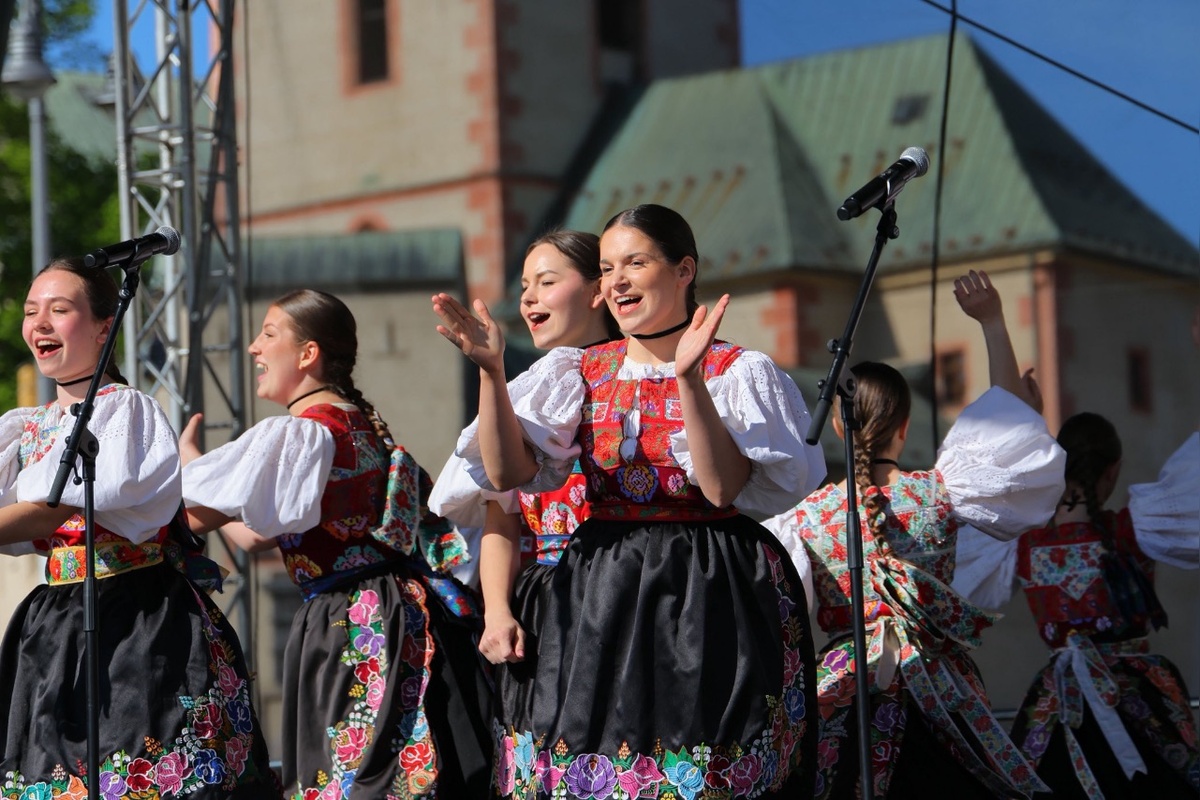 FOTO: Jar vítali folklórom aj spevom. Máje vyrástli v mestách aj dedinách naprieč banskobystrickým krajom, foto 8
