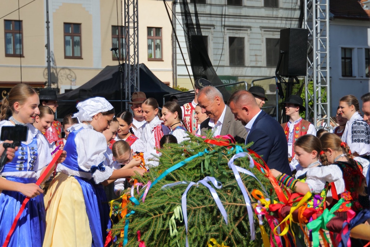 FOTO: Jar vítali folklórom aj spevom. Máje vyrástli v mestách aj dedinách naprieč banskobystrickým krajom, foto 9