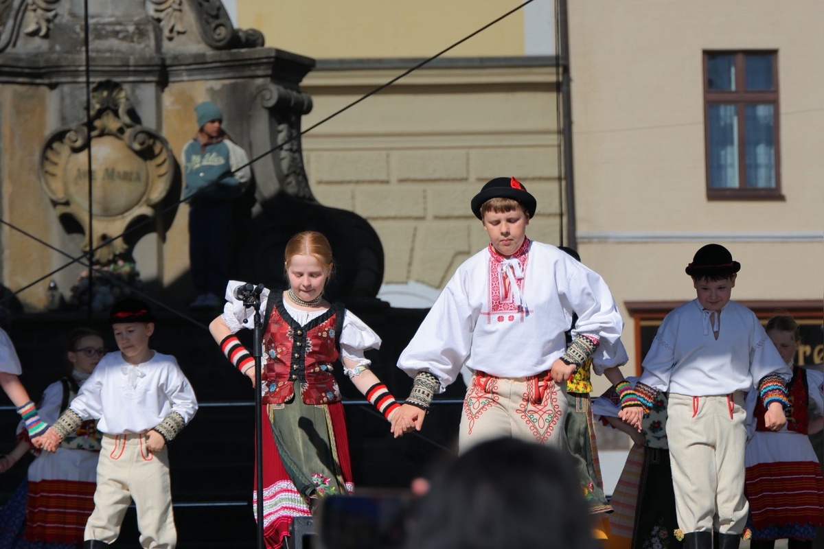 FOTO: Jar vítali folklórom aj spevom. Máje vyrástli v mestách aj dedinách naprieč banskobystrickým krajom, foto 10