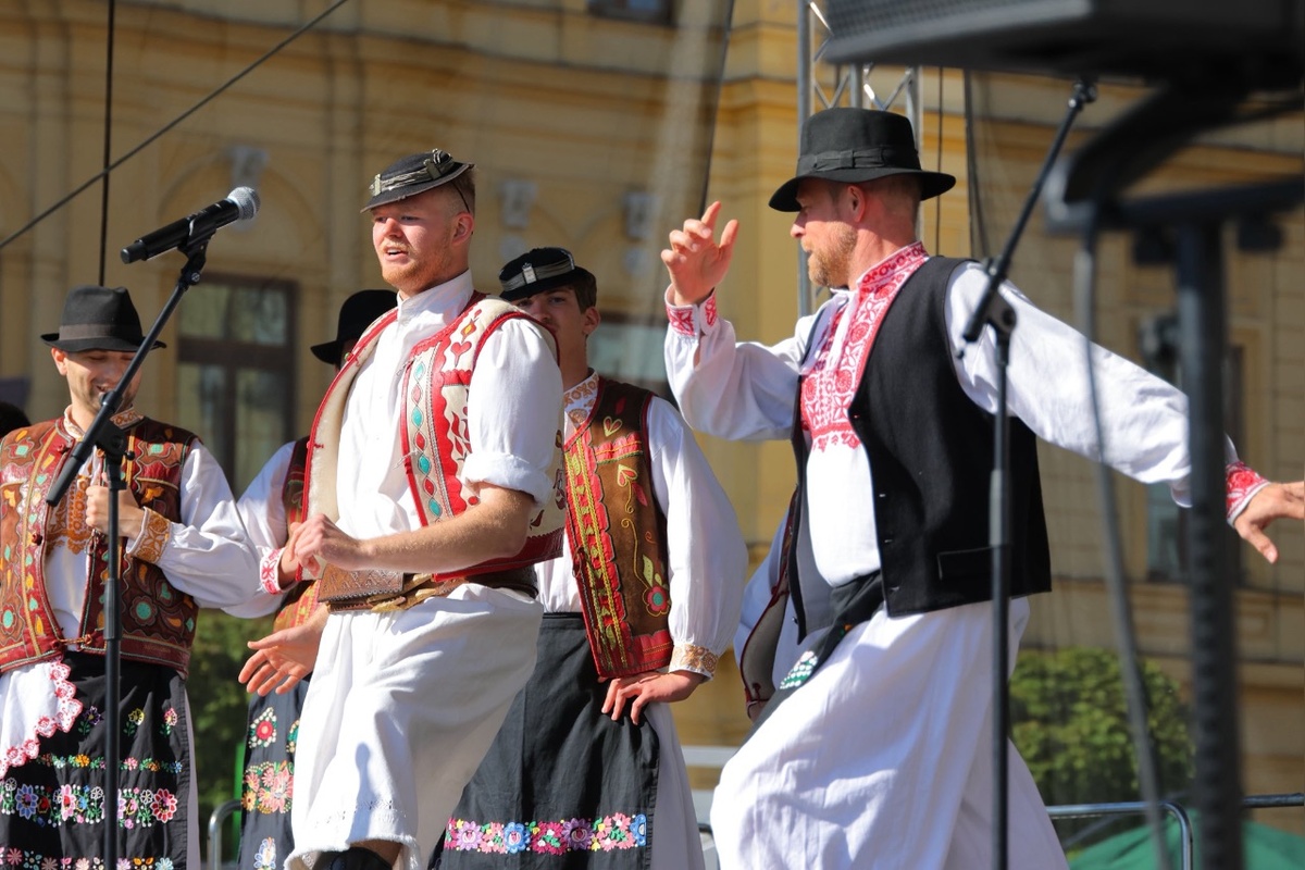 FOTO: Jar vítali folklórom aj spevom. Máje vyrástli v mestách aj dedinách naprieč banskobystrickým krajom, foto 11