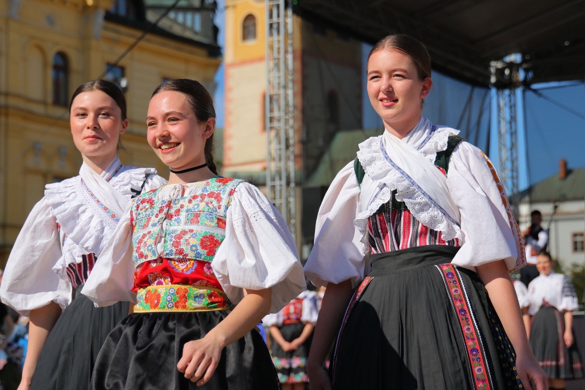 FOTO: Jar vítali folklórom aj spevom. Máje vyrástli v mestách aj dedinách naprieč banskobystrickým krajom, foto 12