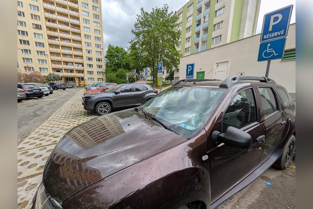 FOTO: Obyvatelia Sásovej riešia, čo poškodilo zaparkované auto, foto 1