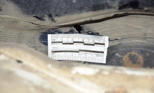 Policajná naháňačka v Lučenci, 38-ročný muž bez vodičského preukazu zastavil až po streľbe na auto