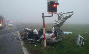 Tragická nehoda! Zrážku auta s vlakom neprežili dvaja mladí ľudia, hlásia aj viacero zranených