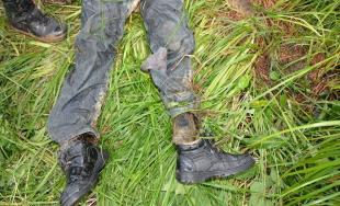 Našli telo neznámeho muža, ktorý mal oblečenú túto bundu, ak poznáte jej majiteľa volajte políciu