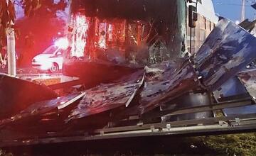 FOTO: Vážna nehoda trolejbusu a smetiarskeho auta