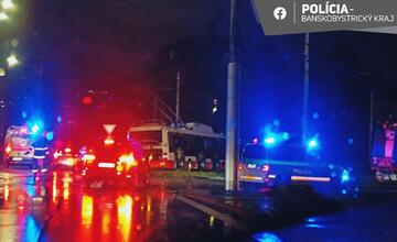 FOTO: Vážna nehoda trolejbusu a smetiarskeho auta