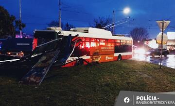 FOTO: Vážna nehoda trolejbusu a smetiarskeho auta