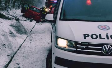 FOTO: Na ceste z Brezna do Banskej Bystrice skončila vodička v priekope