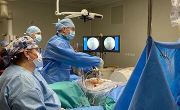 FOTO: Neurochirurgovia z banskobystrickej nemocnice zoperovali pacientku pomocou spinálnej plne endoskopickej 4K zostavy