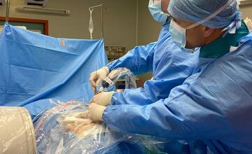 FOTO: Neurochirurgovia z banskobystrickej nemocnice zoperovali pacientku pomocou spinálnej plne endoskopickej 4K zostavy