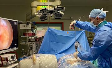 FOTO: Neurochirurgovia z banskobystrickej nemocnice zoperovali pacientku pomocou spinálnej plne endoskopickej 4K zostavy