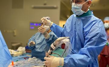 FOTO: Neurochirurgovia z banskobystrickej nemocnice zoperovali pacientku pomocou spinálnej plne endoskopickej 4K zostavy