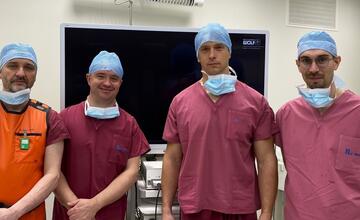 FOTO: Neurochirurgovia z banskobystrickej nemocnice zoperovali pacientku pomocou spinálnej plne endoskopickej 4K zostavy