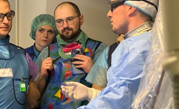 FOTO: Liečba rakoviny pečene prostredníctvom revolučnej miniinvazívnej operácie