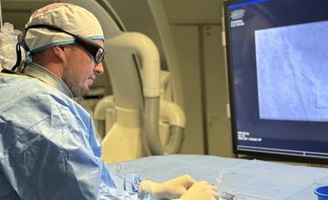 FOTO: Liečba rakoviny pečene prostredníctvom revolučnej miniinvazívnej operácie