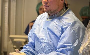 FOTO: Liečba rakoviny pečene prostredníctvom revolučnej miniinvazívnej operácie