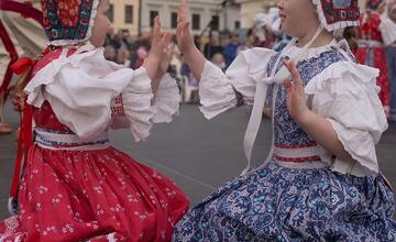 FOTO: Malí tanečníci z folklórneho súboru Radosť vystúpili na banskobystrickom námestí