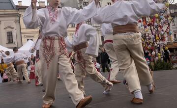 FOTO: Malí tanečníci z folklórneho súboru Radosť vystúpili na banskobystrickom námestí