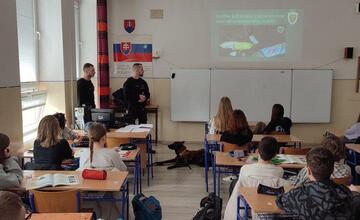 FOTO: Policajti v lučeneckej škole