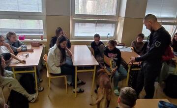 FOTO: Policajti v lučeneckej škole