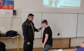 FOTO: Policajti v lučeneckej škole