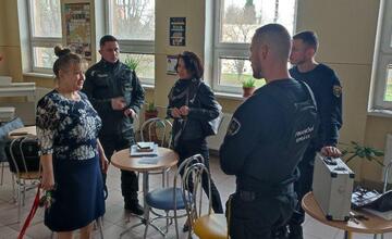 FOTO: Policajti v lučeneckej škole