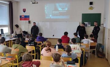 FOTO: Policajti v lučeneckej škole