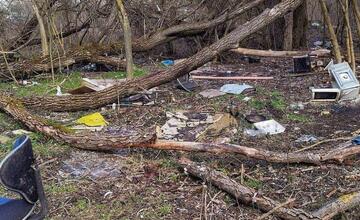 FOTO: Zvolen bojuje s čiernymi skládkami
