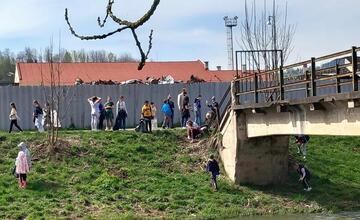 FOTO: Breznianski žiaci nesedeli v laviciach, ale čistili mesto
