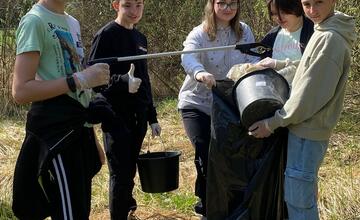 FOTO: Breznianski žiaci nesedeli v laviciach, ale čistili mesto